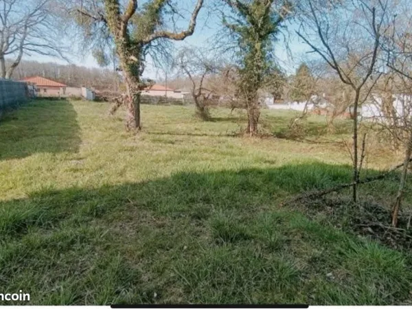 Terrain à bâtir avec accès direct. Beau potentiel