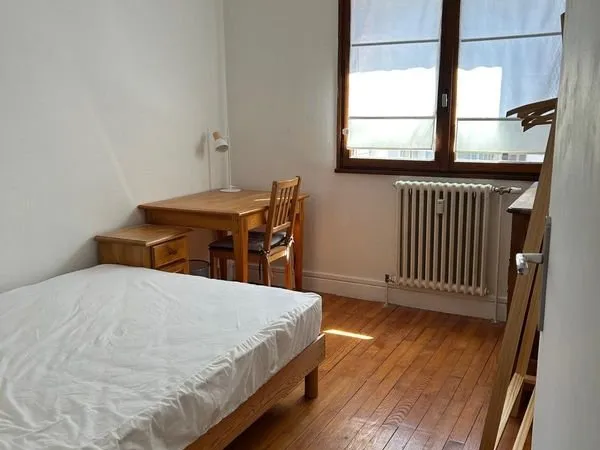 Chambre disponible à louer dans une petite colocation