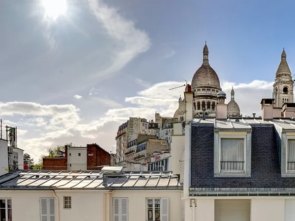 Montmartre 2/3P traversant sous les toits avec vue Sacré-Coeur de 57m² !