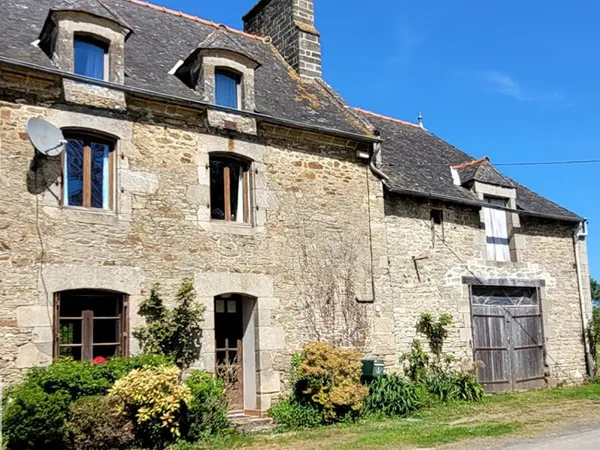 EXCLUSIVITÉ : PLUMAUDAN - Charmante maison de caractère de 3 chambres sur vaste jardin,