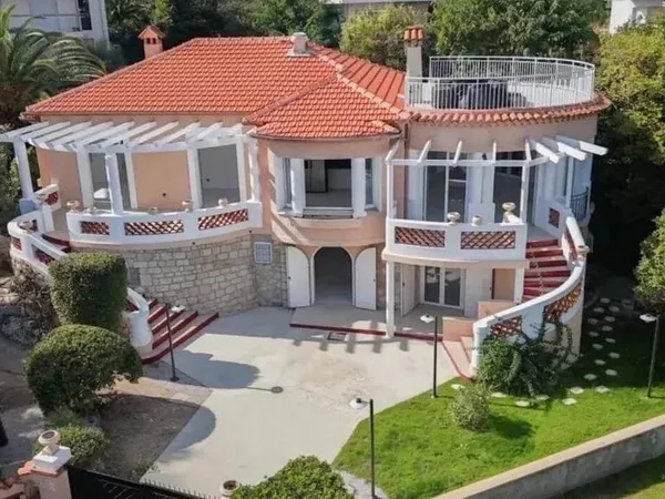 Maison 10 pièces 260 m²