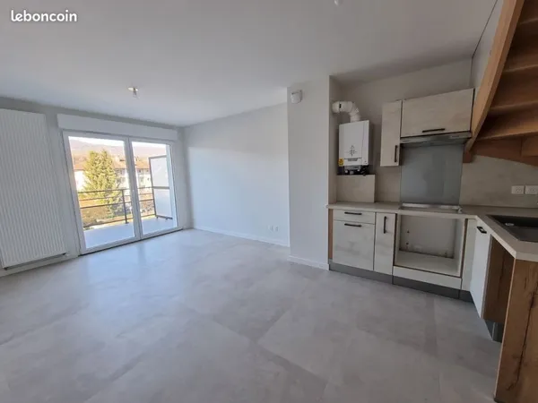Appartement récent T3 duplex de 62 m² avec terrasse, garage, emplacement voiture extérieur, proche c