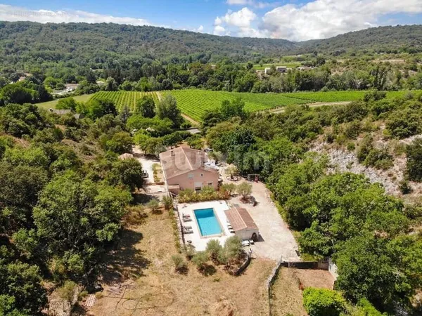 Propriété avec gîte, piscine et superbe terrain arboré
