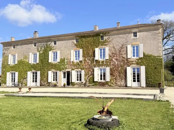 Propriété de caractère avec piscine, dépendances et terrain clos