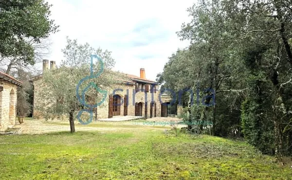 Maison en pierre avec vue panoramique et piscine entre Uzés