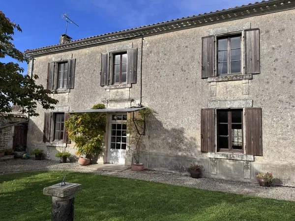 Élégante demeure en bordure de village avec maison d'amis et vues sur la campagne