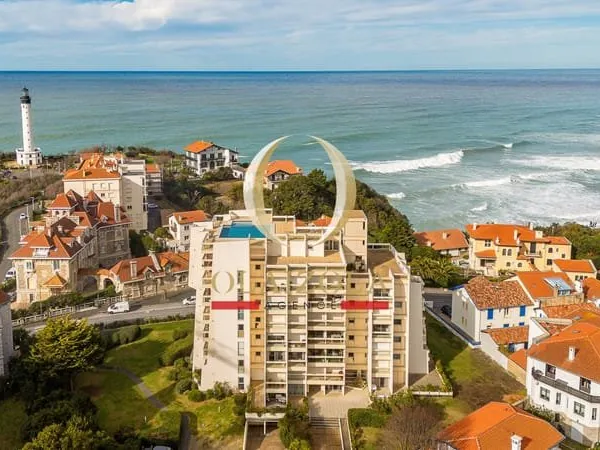 BIARRITZ - Appartement traversant avec vue mer et piscine dans résidence d'exception.
