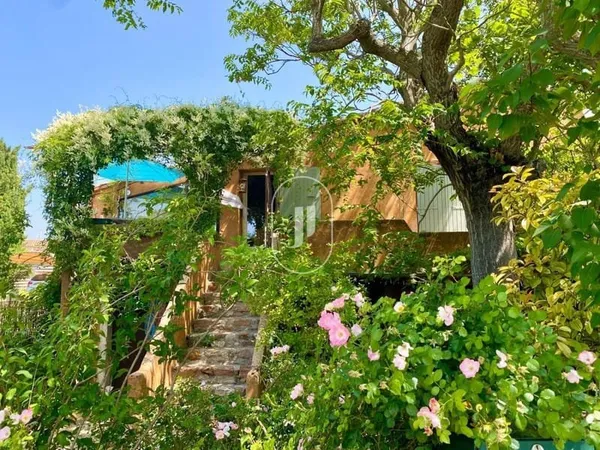 Maison de hameau avec jardin et parcelles constructiblesà vendre proche Roussillon