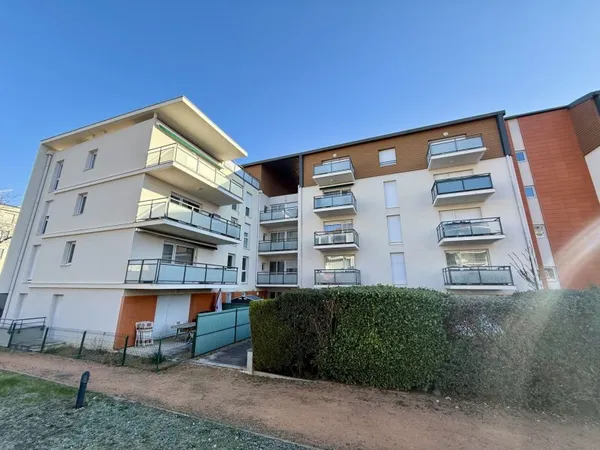 Appartement T3 avec terrasse, parking et garage  Cournon d'