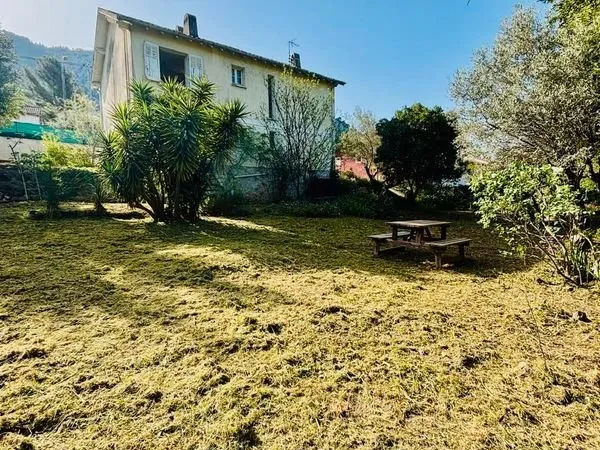 Exclusivité - A Saisir - Villa Traditionnelle des années 1950 à rénover sur 715 m² de terrain