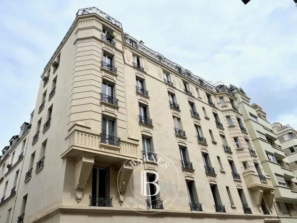 4 PIECES DERNIER ETAGE TERASSE AU COEUR DE PARIS