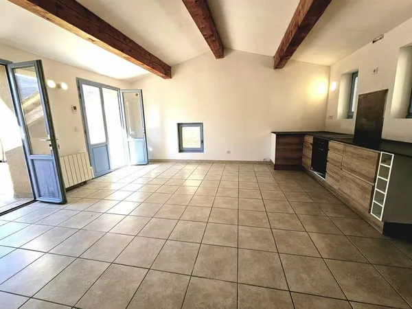 Belle vues maison en pierre avec garage et terrasse tropézienne