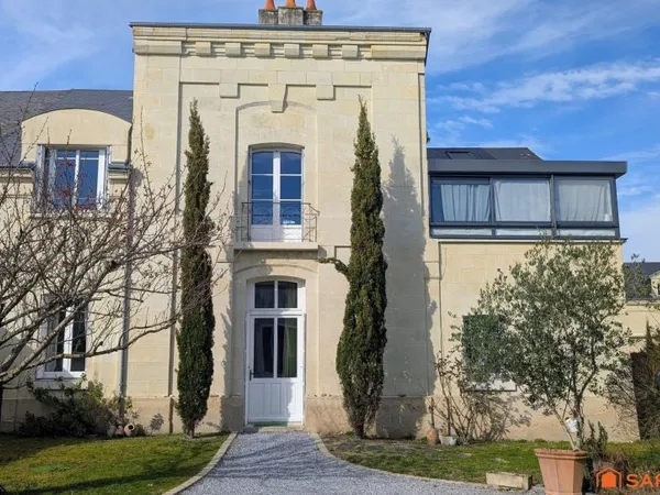 Superbe maison ancienne dans le centre d'Avoine.