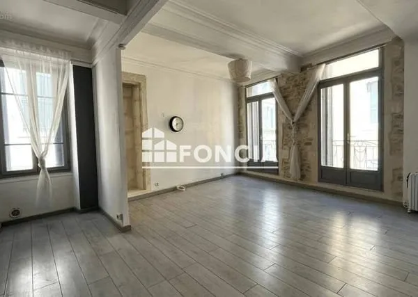 Vente nimes centre ville grands volumes