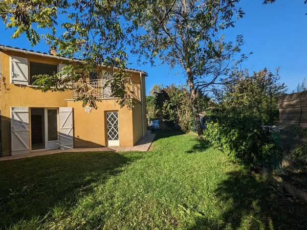Située dans un quartier calme et paisible, cette j