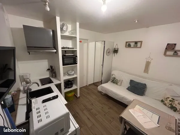 Petit studio rdc location meublé totalement, calme, centre-ville Bourg, rue octave Morel