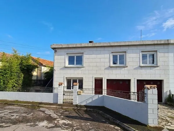 Maison familiale 8 pièces avec piscine hors-sol et double ga