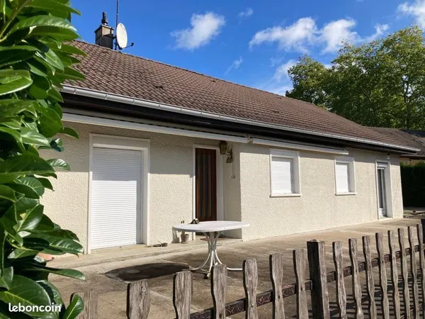 Maison à Vendre à Vaire : Un Cadre Idyllique Entouré de Verdure