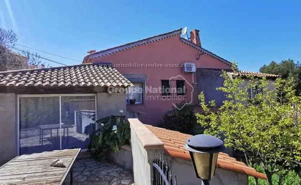 TOULON OUEST - VILLA 2 LOGEMENTS T4 DE 110 M² + T3 DE 56M² - TERRAIN DE 900 M² - GARAGE + PARKINGS