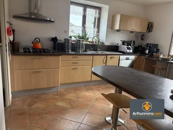 MAISON 5 CHAMBRES - BUREAU - Garage et Entrepôt de 130 M2
