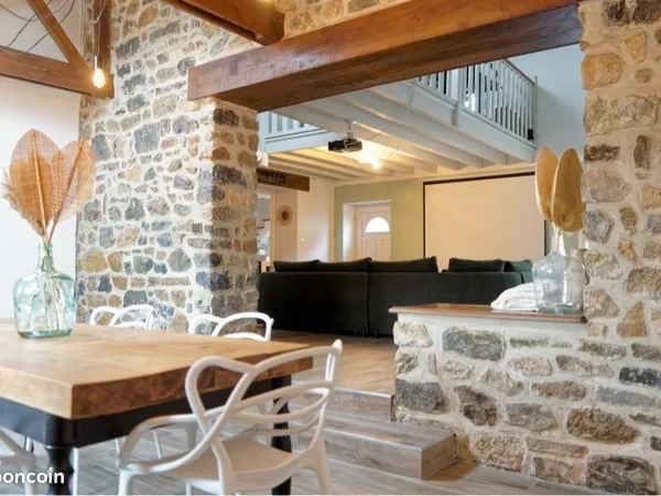 Maison en pierres rénovée - centre bourg