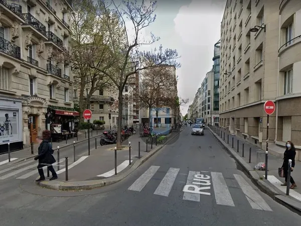Commerce Location Paris  15m² 15000€