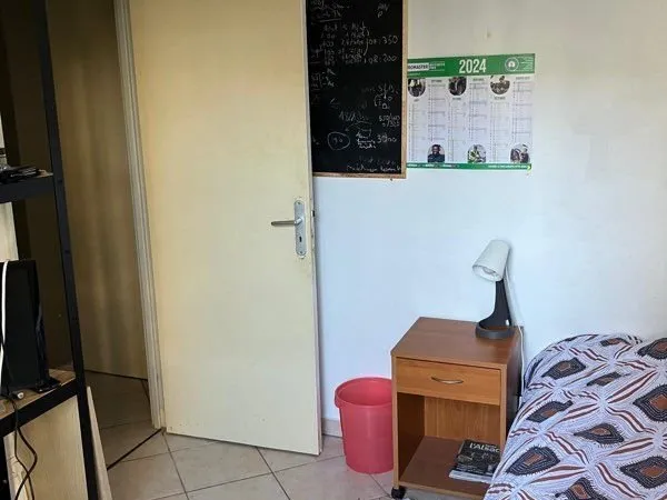 Chambre meublée en colocation