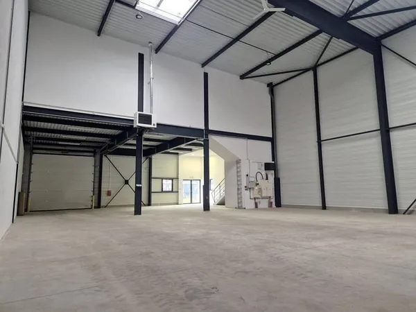 Entrepôt 874 m²