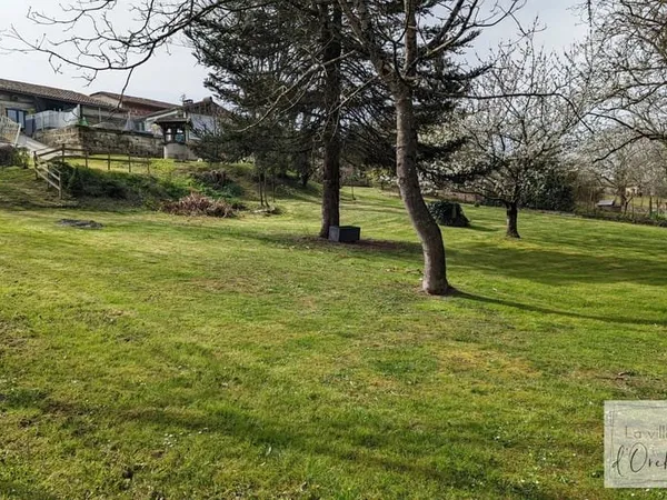 Maison de famille de 157m2 avec grand jardin et 2 dépendances de 70m2 à rénover