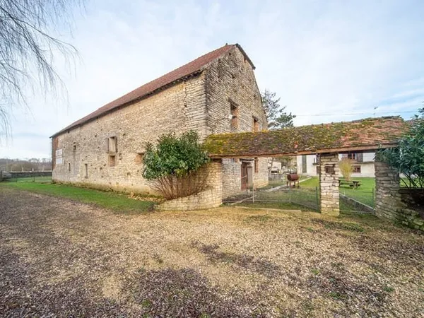 Domaine historique avec Abbaye cistercienne du XIIIème sur 5 hectares - Renève