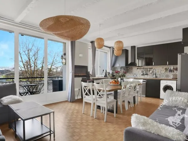 Etage élevé avec balcon- Avenue de Versailles