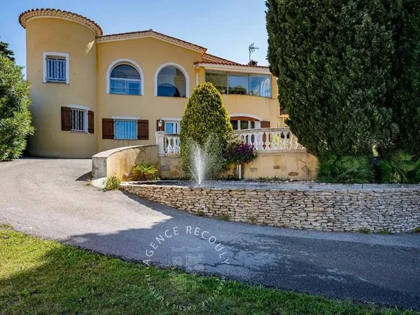 VILLA AVEC PISCINE T6 PROCHE MER - 83110 SANARY