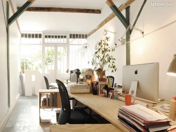 Loue 2 places de bureau dans atelier avec jardin à Paris 18