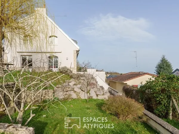 Maison sur les hauteurs et sa terrasse avec vue contemplative