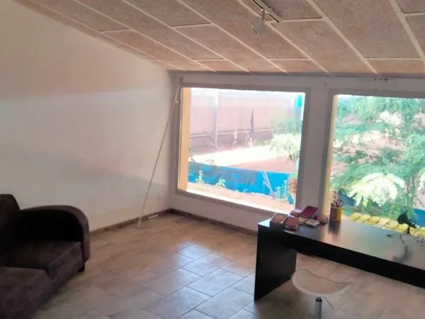 Batiment commercial avec piscine et terrain