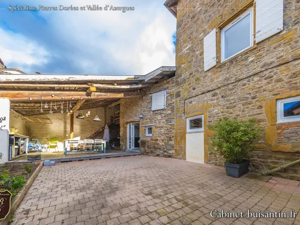 Maison de village en pierres avec dépendances