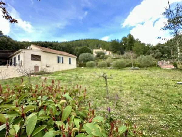 Maison de campagne en situation dominante / Vue dégagée