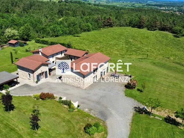 Propriété de caractère rénovée - 262 m² - jusqu'à 4 ha - Vue