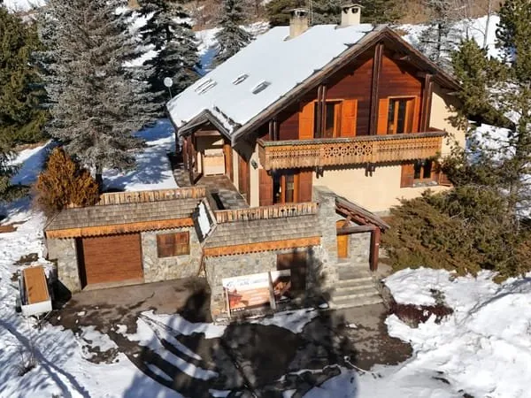 Chalet de 430 m2 sur son terrain de 3367m2
