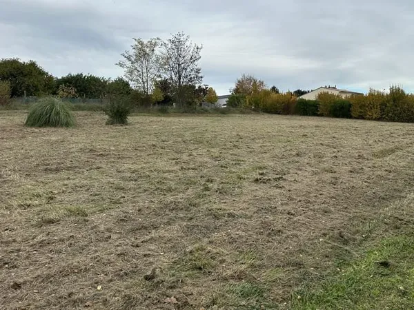 Terrain à bâtir de 734 m2 au prix de 55900 € à SAINTES.