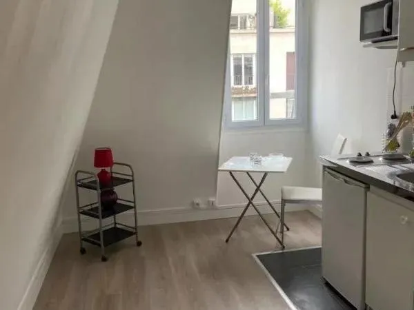 Studio très bon état Métro JAVEL