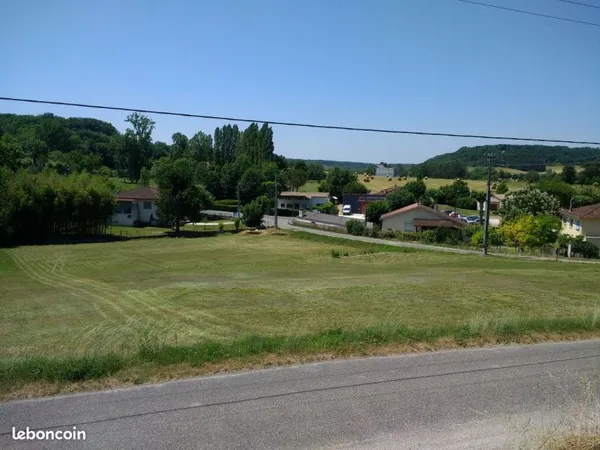 Terrain constructible de 3 305 m² - MONTAIGU DE QUERCY (82)