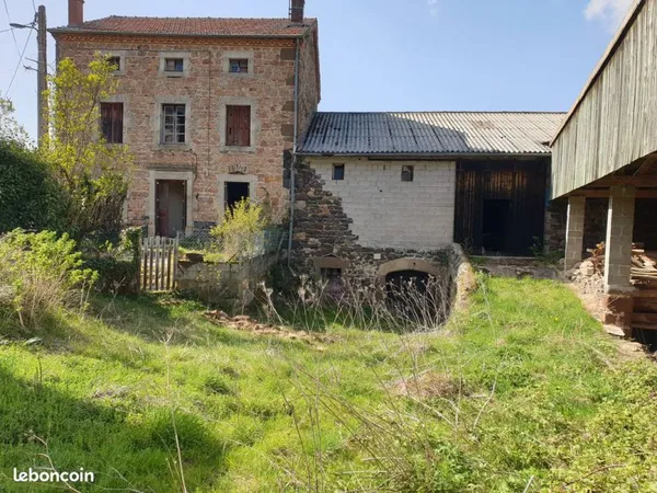Maison en pierre avec dépendances