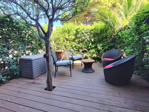 SAINT MANDRIER SUR MER, T1 équipé avec jardinet et parking privatif