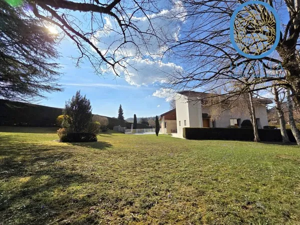 Chirens villa avec appartement indépendant et piscine