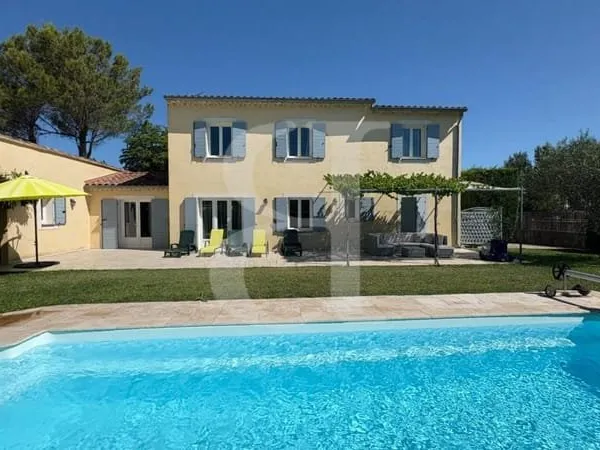 Jolie villa avec piscine à vendre proche du centre-ville de Vai