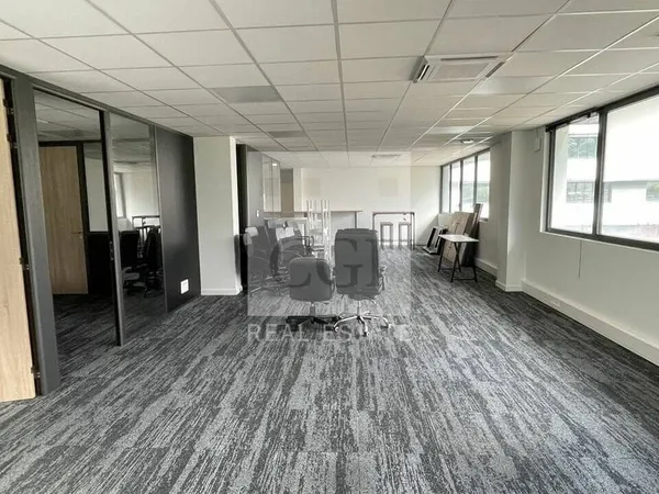 Bureau 141 m²