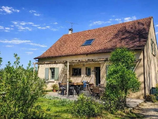 Maison Située dans un environnement verdoyant et paisible, cette charmante maison allie confort mod