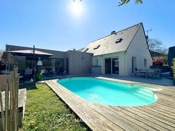 Maison familiale de 150 m2 avec extension- 5 chambres Jardin arboré, piscine et garage.