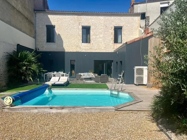 LUCON (85) COEUR DE VILLE MAISON DE CHARME ET DE CARACTERE AVEC PISCINE ET ANNEXE + 5 LOCATIFS OCCUP